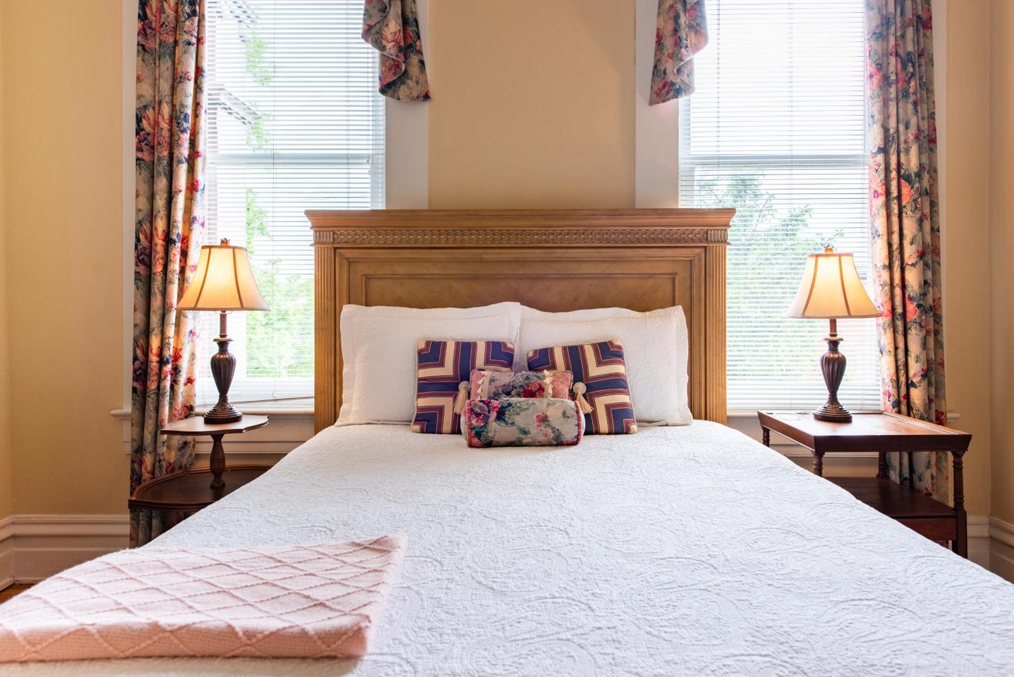 Dupont Mansion Bed & Breakfast Louisville Room photo